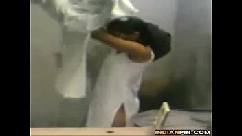 Грудастая шкура занимается фистингм с подругой в ванной